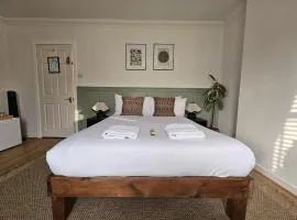 Saint Margaret's Guest House - Comfortable Rooms in a Quiet Area Close to the Heart of Poole - Free Parking & Fast Wifi