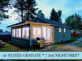 Glamping chalet on campsite Boat Lac Naviguable, l&uacute;xustjaldst&aelig;&eth;i &iacute; Saint-Michel-des-Saints