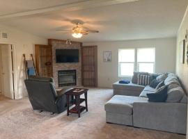 High Plains Hideout 3 bedrooms 2 Baths, ξενοδοχείο σε WaKeeney