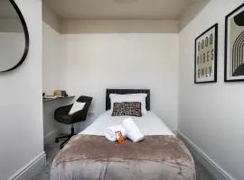 Contractor Stay Central & Convenient -Parking - Netflix, Modern Bedrooms