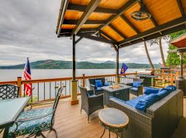Hike, Fish and Unwind Cocolalla Lake Home with Dock!, hotel a Cocolalla
