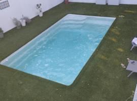 appartement 2 chambres dans maison avec piscine, hotel i Saint-Aunès