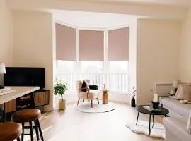Stylish & Serene Sea View Breakaway - Prime Location