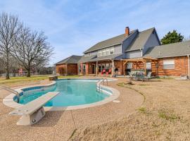 Space to Gather! Sherman Estate with Pool and Hot Tub, Hotel in Sherman