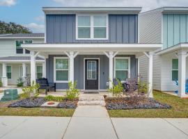 Steps to Boardwalk and Beach! Stylish Biloxi Home, hotel a Biloxi