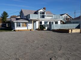 Long term only - 2-BDR Beachfront Cottage with Hot Tub, Patio, Hotel in Port Stanley