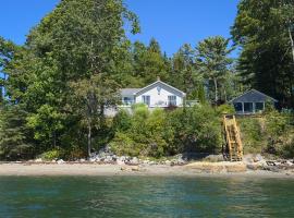 Lucky Stone Retreat - private beach & Acadia view, Hotel in Sullivan