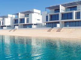 Beachfront Villa with Heated Private Pool & Sea View Jacuzzi, hotel din Al Ḩamrīyah
