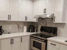Private suite in Richmond Hill with a shared kitchen