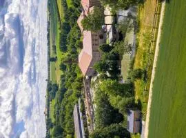 HexenburgbeiDresden Apartment mit Sonnenterrasse, Alkovenbett, Wohn- und Essbereich, Fußbodenheizung und Klimaanlage, Decke