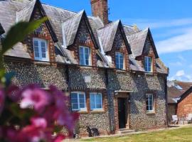 Rural Retreat near West Wittering Beach! Dog Friendly & Free Parking - Ideal Weekend Getaway! Chichester Holiday Properties, hotel a Donnington