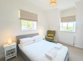 Rural Retreat near West Wittering Beach! Dog Friendly & Free Parking - Ideal Weekend Getaway! Chichester Holiday Properties, готель у місті Donnington