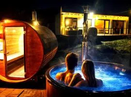 Ranch 66 - Wellness Tiny House Black Swallow ve stylu Route 66 se saunou, koupacím sudem a bazénem