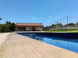 Casa 2 qts em condomínio, 15 min do Moto GP