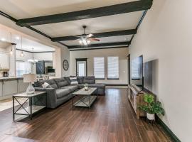 Spacious Deer Creek Home with Study and Yard, hotel di Edmond