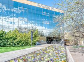 University Inn, hotel a Logan