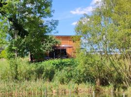 TinyHousebeiDresden mit Faßsauna unser größtes winziges Häuschen für bis zu 7 Personen, Kaminofen, große Terrasse - Nähe Sächsische Schweiz - Von Juni - September Mindestmietzeit 1 Woche Sa-Sa, Hotel in Großharthau