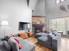 Les Manoirs 3bdrs W Pool & Hottub Near Village, hotel sa Mont-Tremblant