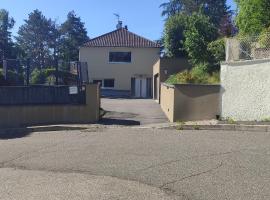 Spacieux logement 90 m2 chambres dans maison, hotel v destinaci Saint-Priest-en-Jarez