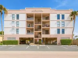 Walk to Beach House in Heart of Entertainment District - Atrium unit 102