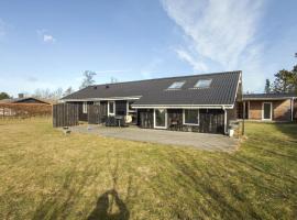 4 Bedroom Amazing Home In Ørsted, hotel a Ørsted