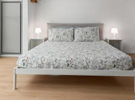 Skyline Suites - Steps to CN Tower Coronation Park TTC - Free Parking، فندق في تورونتو