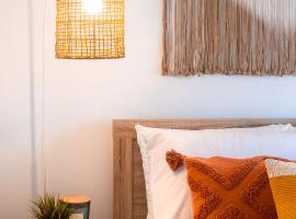 Oceanview Beach Shack with Pool & Walk to Dining, hotel en Aldinga Beach