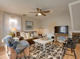 Secluded Lothian Farmhouse on 45 Acres with Fire Pit、Lothianのホテル