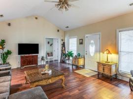 Screened Porch and Pool Access Longs Golf Getaway, Hotel in Longs