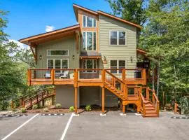 Luxe Treehouse with Swings, Net Loft, Dollywood 1 Mi