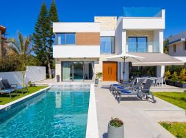 Villa Garden Sunrise and Ocean Sunset, hotelli kohteessa Argáka