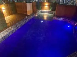 Espaçosa Cobertura quadra mar com piscina e vista do mar