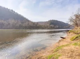 Scenic Sanctuary on the White River! Family Home