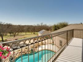 Explore Cedar Hill State Park! Apt with Pool Access, hotell i Cedar Hill