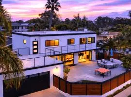 Seal Beach Escape by AvantStay Modern Home Fireplace • Prvte Courtyard Walk to Beach Dining