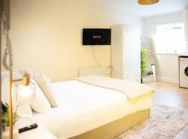 City-Centre Gem Modern Top-Floor Retreat