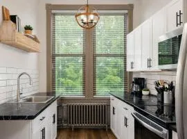 Large Luxury Downtown Loft - Walk to Everything Free Parking