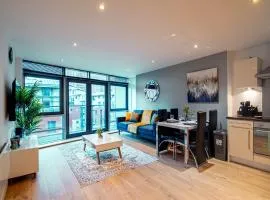 Waterside Balcony 2-Bed Apartments in Central Leeds Free Parking