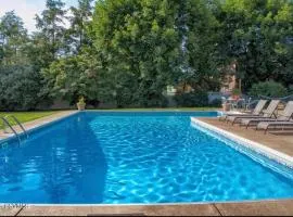 3 BR HOME - Mile from bucknell - Cozy fireplace - Pool