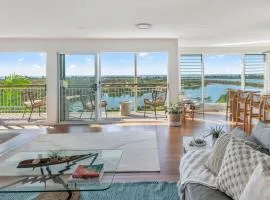 Lazy Days Penthouse 180 Waterfront Views