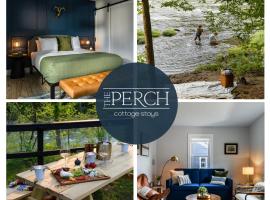 Perch Cottages #13 - Creek Access, Sauna, Mt views: Boiceville şehrinde bir otel