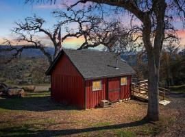 Valley View Hideaway Cabin with Mountain Views, hotelli kohteessa Miramonte