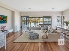 Adrift - Waterfront entertainer with Shared Jetty!