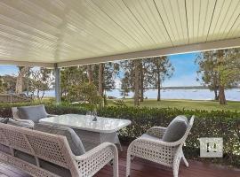 Mannering Park에 위치한 호텔 Mannering Lake House