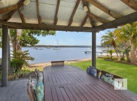 Mannering Park에 위치한 호텔 Paradise Palms