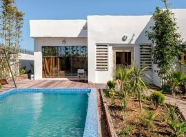 Villa with private pool and sea view, Hotel in Al Houara