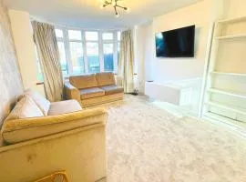 Comfy 5 BDR Contractor Haven with Free Parking & Wifi