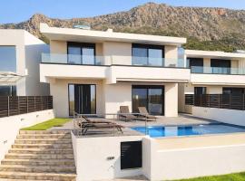 Central location for 6 or 8 guests, 3 bathrooms & private pool – hotel w mieście Mesochórion