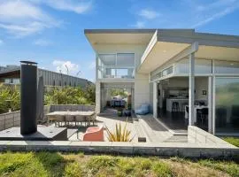 Peka Peka Beach House - Waikanae Holiday Home