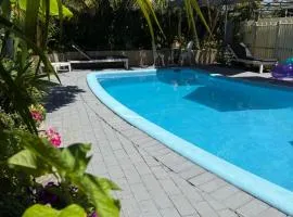 Cosy, private guest house with pool and private parking